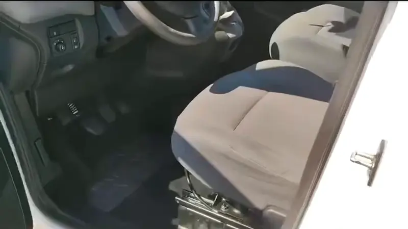 Oprana sjedišta i pod u kabini Citroëna nakon dubinskog pranja