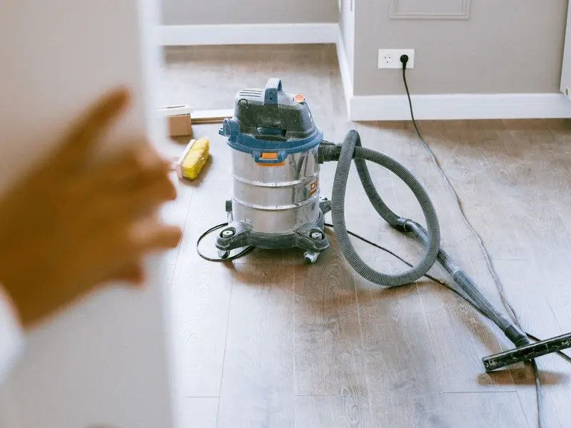 Usisivač i pribor za čišćenje u stanu nakon renoviranja